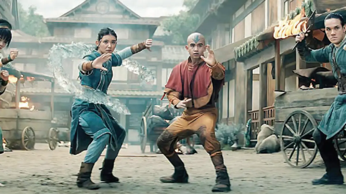 Dari kiri, Toph Beifong (Miyako), Katara (Kiawentiio), Aang (Gordon Cormier), dan Sokka (Ian Ousley) dalam adegan yang menunjukkan kemampuan mereka. (NETFLIX/DOK JAWAPOS)