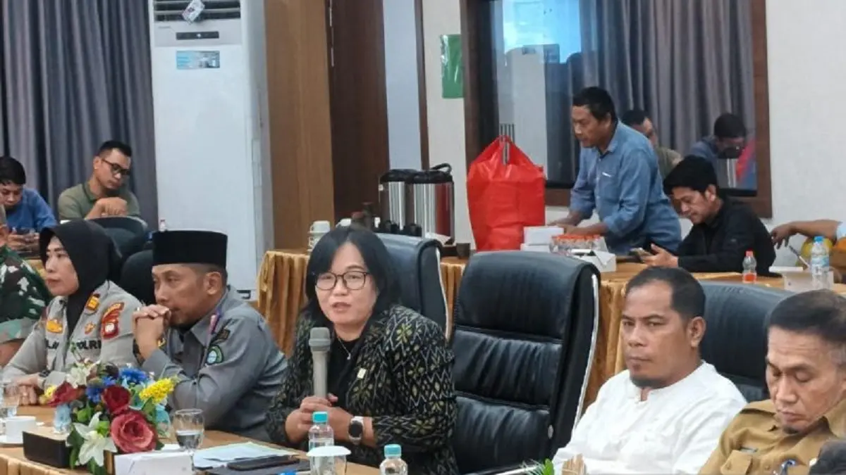 General Manager PLN UID Kalbar, Maria G. I. (tengah) usai menghadiri pertemuan dengan sejumlah tokoh adat dan masyarakat di Pontianak, Selasa (7/7/2026) (ANTARA/Rendra Oxtora)