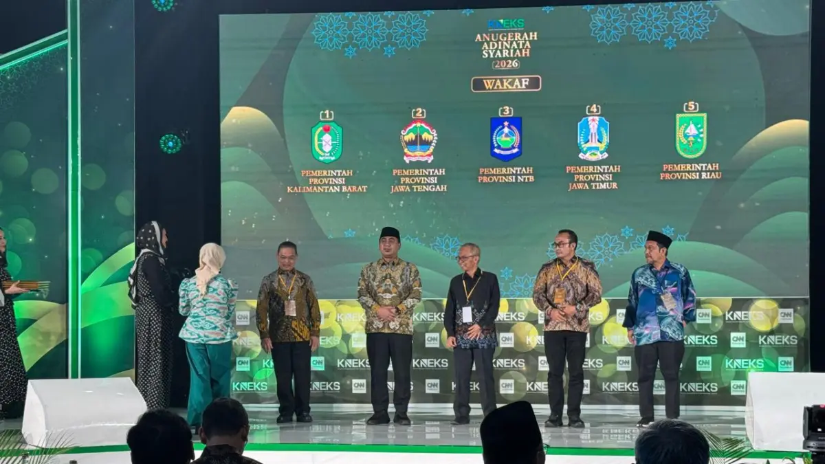 Gubernur Kalbar H Ria Norsan berada di atas panggung untuk menerima penghargaan bersama pemenang lainnya.