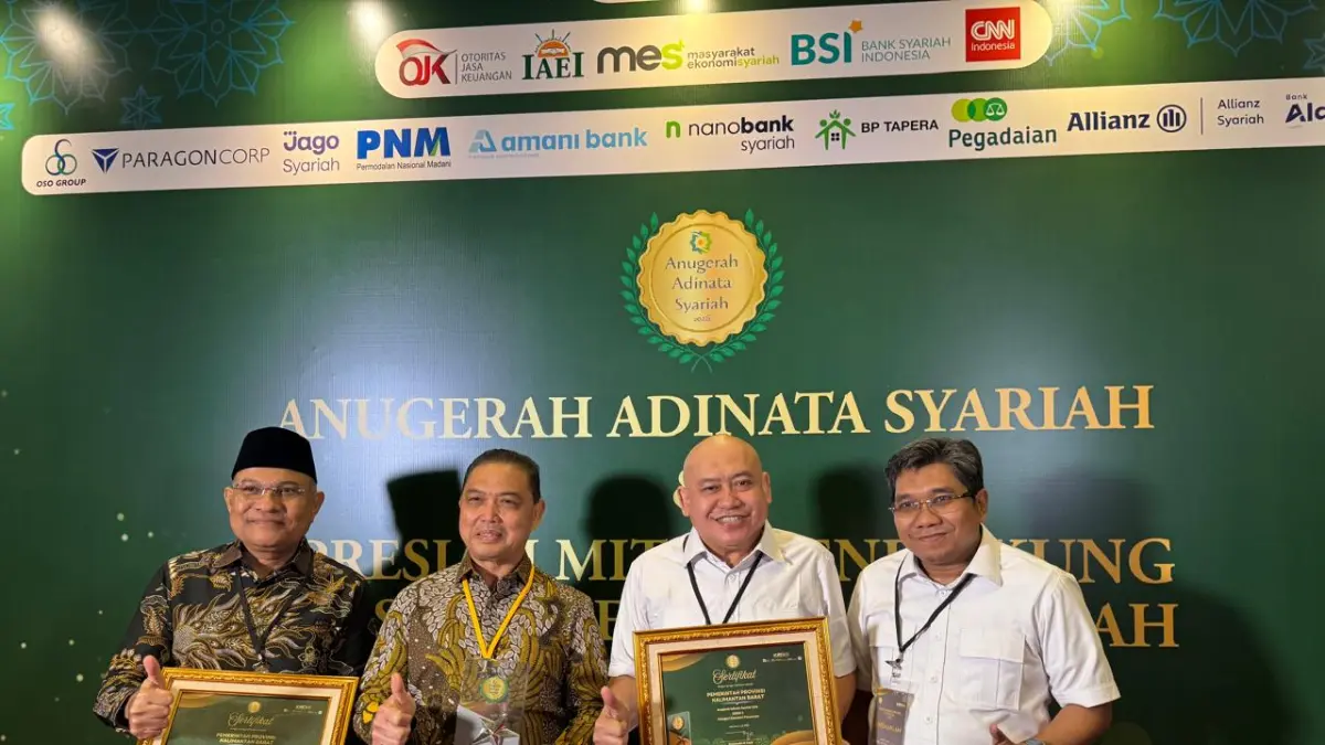 Gubernur Kalbar H Ria Norsan foto bersama usai menerima penghargaan.