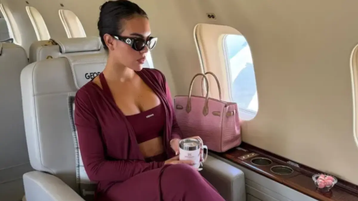 PROMOSI MEREK: Georgina Rodriguez berpose di dalam jet pribadi sambil memperlihatkan sejumlah produk Mimoa, merek gaya hidup miliknya. Produk-produk tersebut juga menjadi hadiah yang dikirim Georgina kepada Antonela Roccuzzo, istri Lionel Messi. (MIMOA)