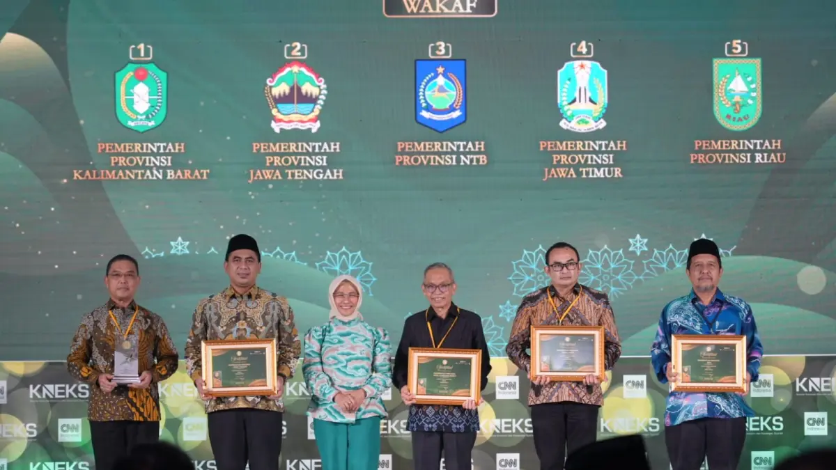 ANUGERAH ADINATA SYARIAH 2026: Gubernur Kalimantan Barat Ria Norsan menerima tiga penghargaan nasional pada Anugerah Adinata Syariah 2026 di Jakarta. Kalbar menjadi Peringkat I Nasional Kategori Wakaf sekaligus meraih penghargaan ekonomi pesantren dan daerah berkembang ekonomi syariah. (HUMAS PEMPROV KALBAR)