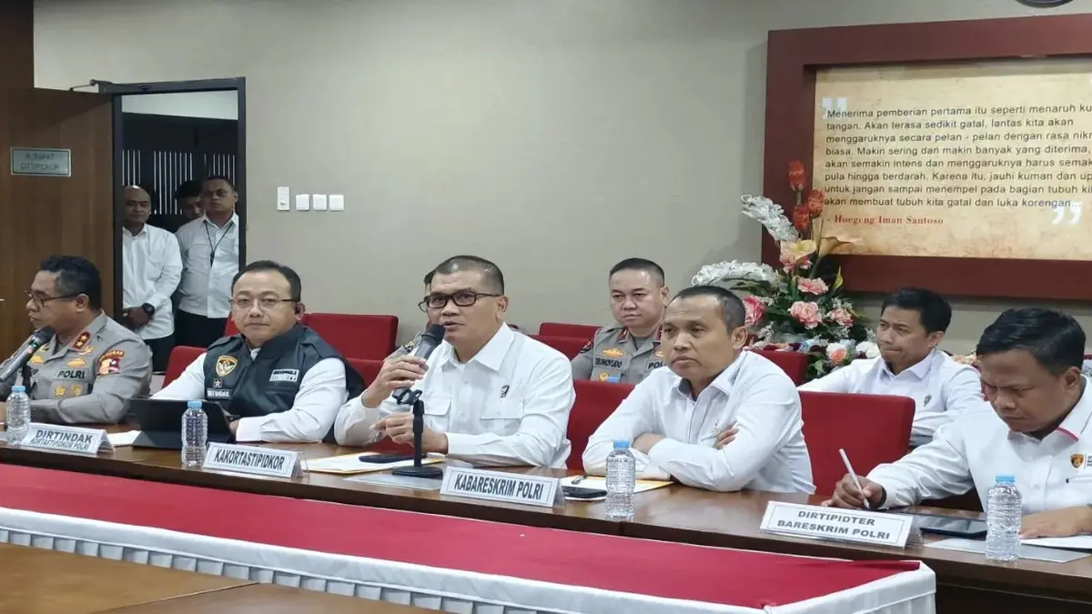 Jajaran Kortastipidkor Polri dan Kabareskrim Polri Komjen Pol. Syahardiantono (kedua dari kanan) memberikan keterangan dalam konferensi pers di Gedung Bareskrim Polri, Jakarta, Senin (6/7). (ANTARA)