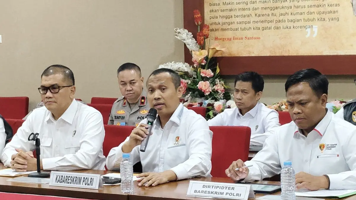 Kepala Bareskrim Polri Komjen Pol. Syahardiantono (tengah) memberikan keterangan pers dalam konferensi pers di Gedung Bareskrim Polri, Jakarta, Senin (6/7/2026). (ANTARA/NADIA PUTRI RAHMANI)