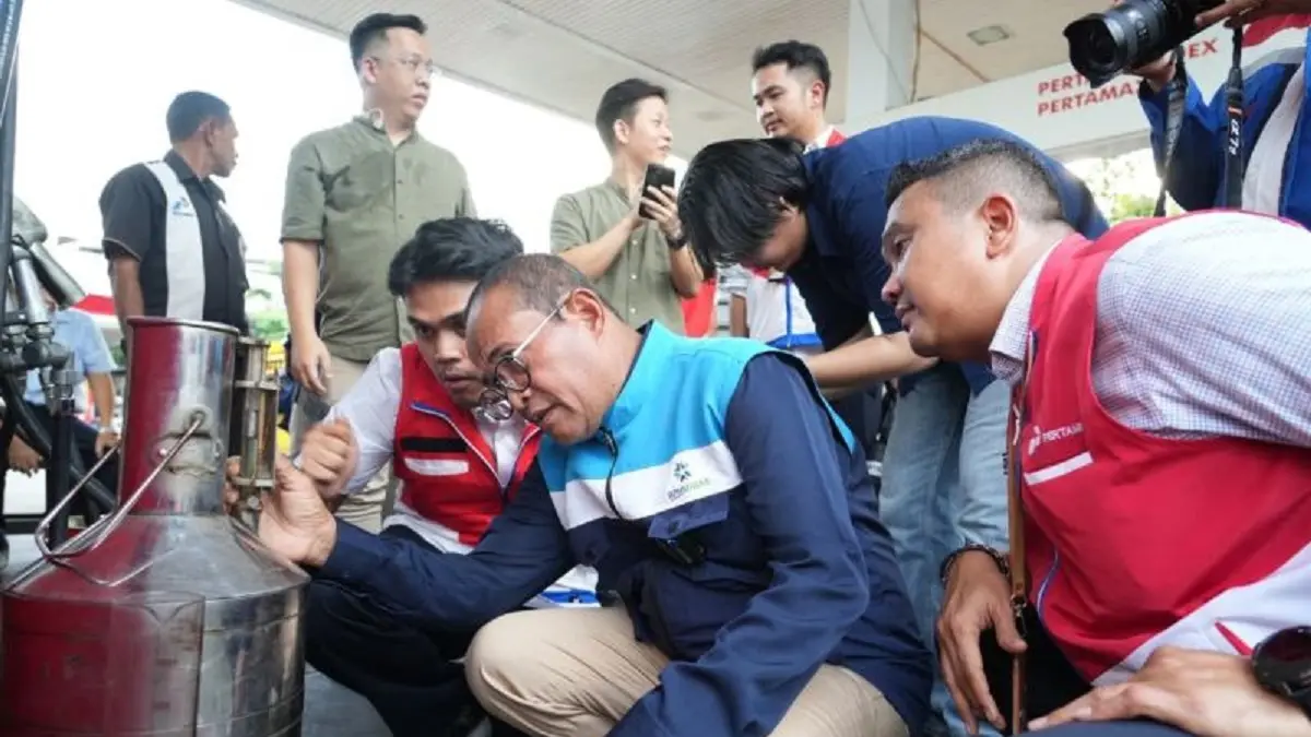 Kepala BPH Migas Wahyudi Anas (dua dari kanan) meninjau SPBU yang berada di kawasan Pelabuhan Peti Kemas, Pontianak, Kalimantan Barat, Senin (6/7/2026). (ANTARA/Humas BPH Migas)