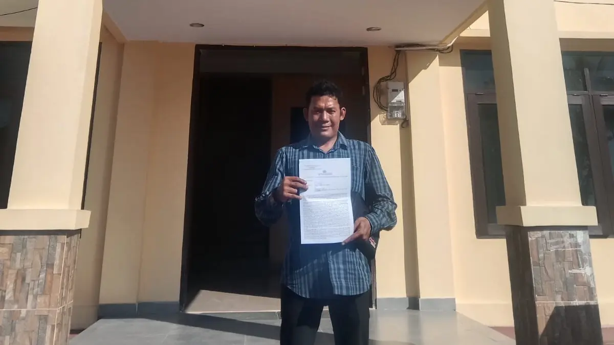 Mustapa saat membuat laporan resmi ke polres Melawi pada Selasa (7/7). (ISTIMEWA)