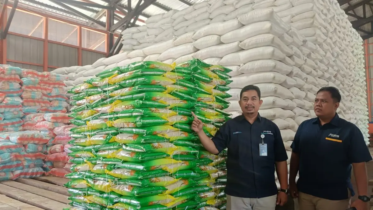 Pemimpin Cabang Bulog Putussibau M. Khilnan Rianda saat menunjukkan stok beras SPHP di gudang. (TAUFIK/PONTIANAK POST)