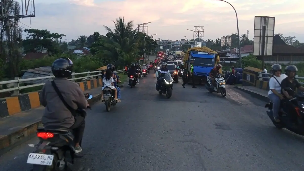 Personel Satlantas Polres Kubu Raya, Senin siang (6/7)  mengatur arus kendaraan di kawasan Jembatan Kapuas II yang kembali dilanda kemacetan akibat truk angkutan mengalami kerusakan.(IST)