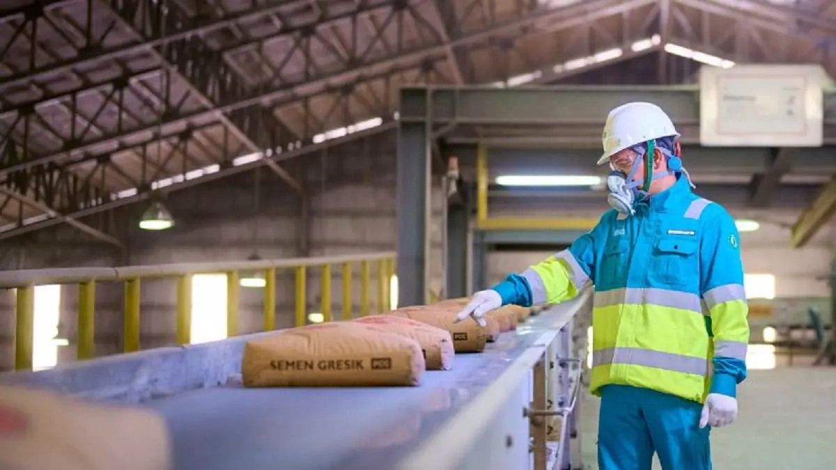 Petugas memeriksa produk semen di fasilitas produksi PT Semen Indonesia (Persero) Tbk (SIG). (ANTARA/HO-SIG)