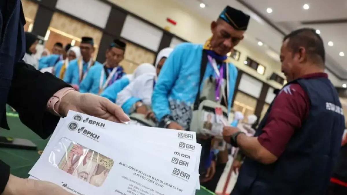 Petugas memperlihatkan amplop berisi uang saku untuk biaya hidup sebelum dibagikan kepada jemaah calon haji (JCH) Embarkasi Makassar di Asrama Haji Makassar, Sulawesi Selatan, Selasa (21/4/2026). (Antara)