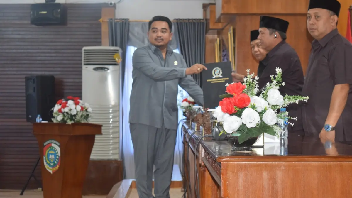 Putra Wahyudi memberikan laporan pandangan umum.