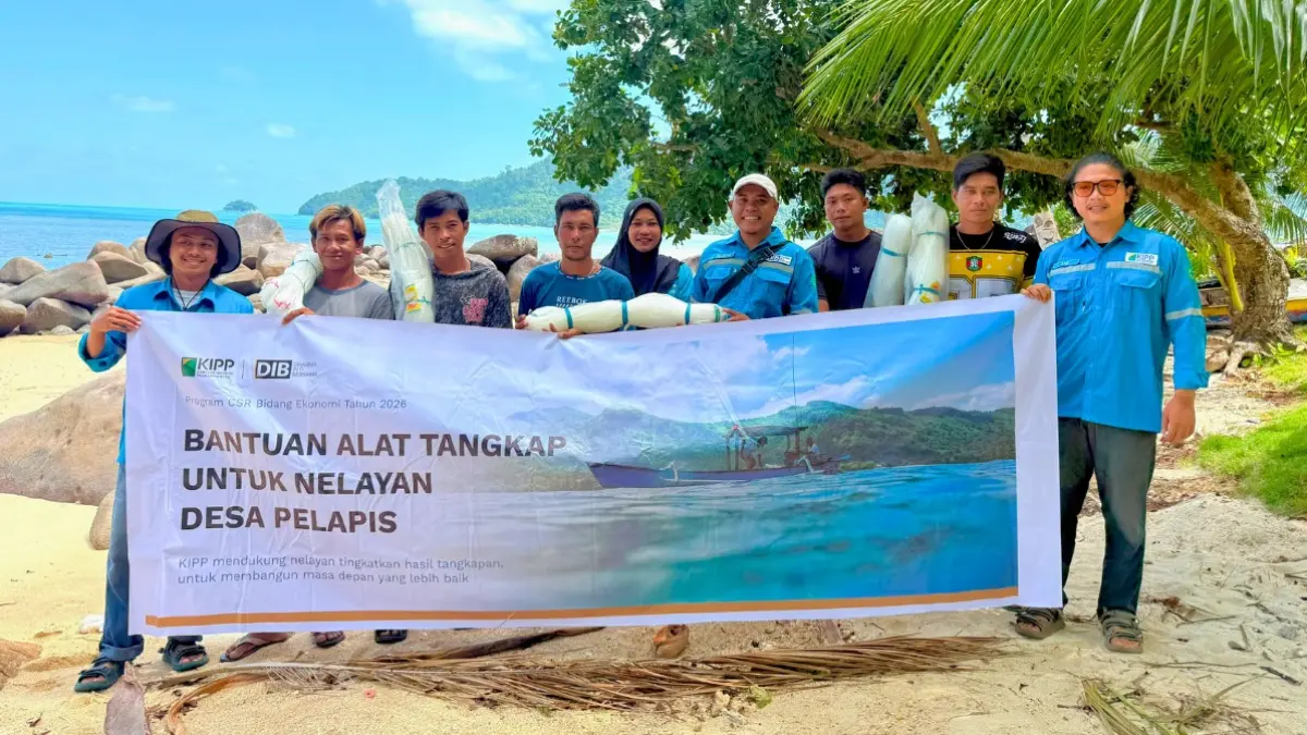 Nelayan berfoto dengan staf CSR PT Dharma Inti Bersama setelah penyerahan bantuan alat tangkap ikan berupa jaring insang di Desa Pelapis, Kepulauan Karimata, Kayong Utara, Juli 2026. DIB juga memberikan bantuan kepada kelompok nelayan berupa pancing rawai.