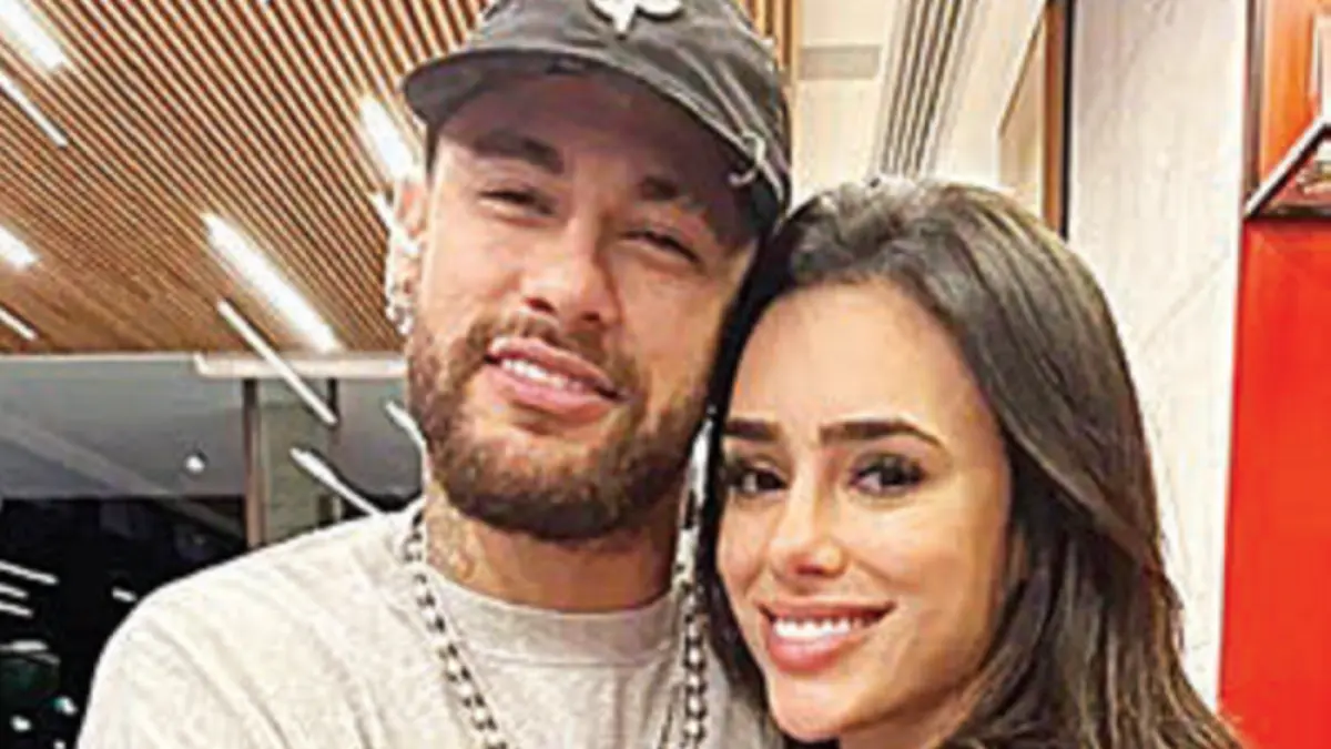 Striker Brasil Neymar Jr dan pasangannya, Amanda Kimberlly. (LEO DIAS/DOK JAWAPOS)