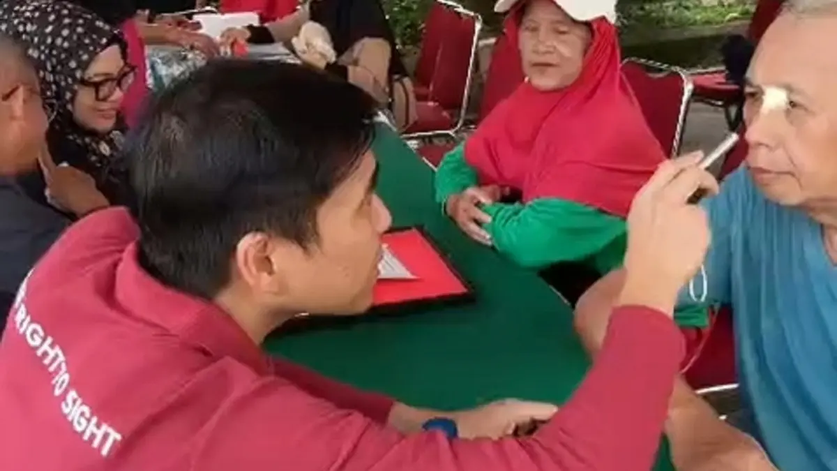 Tenaga kesehatan saat melakukan pemeriksaan mata kepada seorang warga yang hadir memeringati Bulan Bakti Perdami ke-62 yang digelar Perdami Cabang Kalbar, Minggu (5/7). (ISTIMEWA)