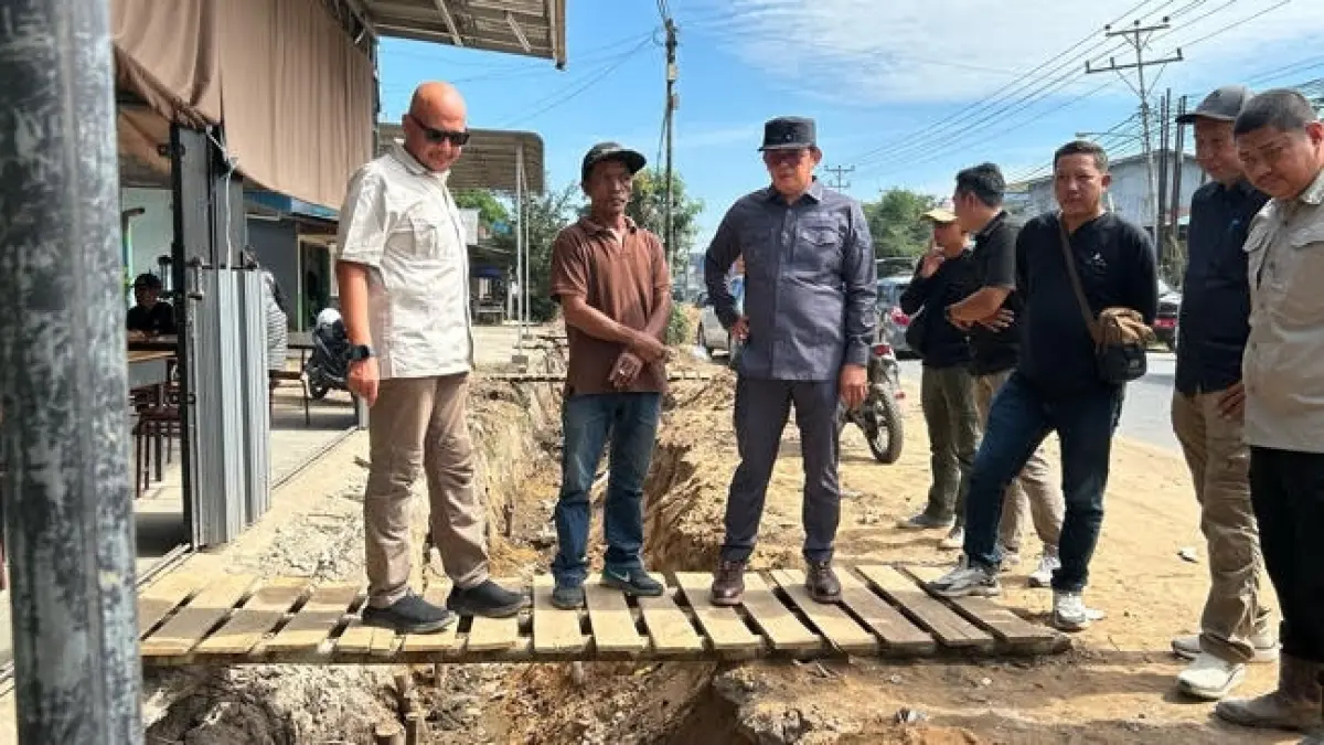 Wakil Walikota Singkawang meninjau pembangunan drainase di Sakkok, Kelurahan Sedau.