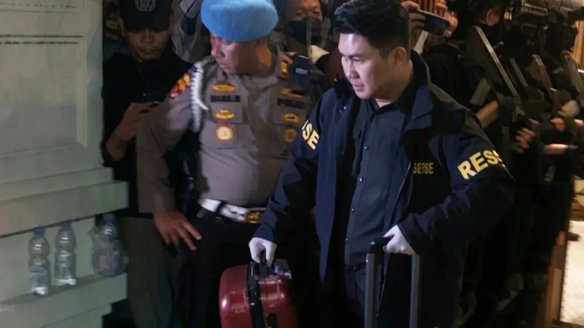 Petugas membawa koper berisi uang tunai hampir Rp60 miliar serta sejumlah dokumen yang disita dari de
