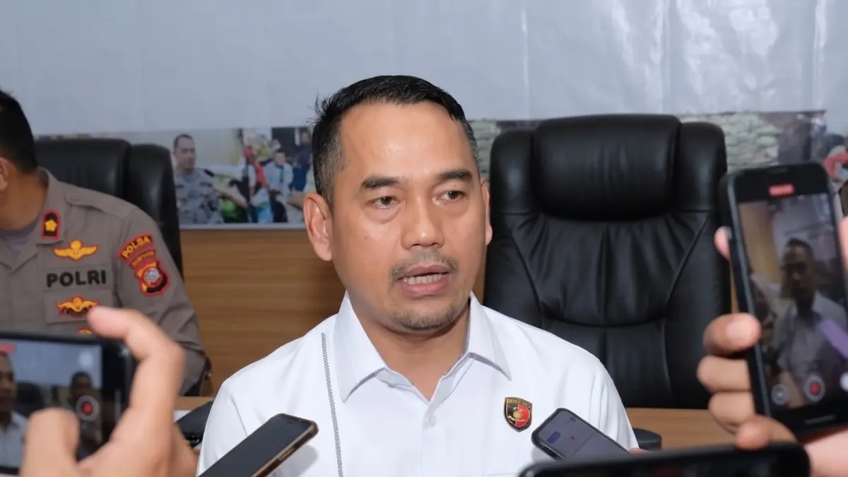 Kabid Humas Polda Kalbar Kombes Pol Bambang Suharyono memberikan keterangan kepada awak media terkait pelimpahan tersangka kasus dugaan peredaran oli palsu ke Kejaksaan Negeri Mempawah. Polda Kalbar menegaskan komitmennya dalam penegakan hukum untuk melindungi konsumen dari peredaran produk pelumas ilegal di Kalimantan Barat.
