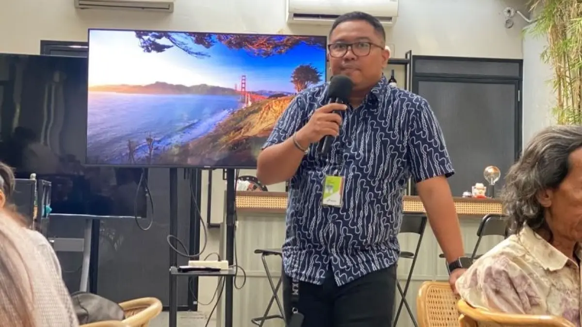 Area Manager Communication, Relations dan CSR wilayah Jawa Timur, Bali dan Nusa Tenggara (Jatimbalinus) Ahad Rahedi dalam temu media di Surabaya, Rabu (8/7). (ANTARA/Astrid Faidlatul Habibah)