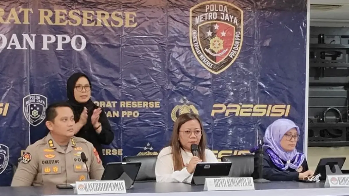 Asisten Deputi Penyediaan Layanan Anak yang Memerlukan Perlindungan Khusus KemenPPPA, Ciput Eka Purwianti (tengah) saat konferensi pers di Jakarta, Rabu (8/7). (ANTARA/Ilham Kausar)