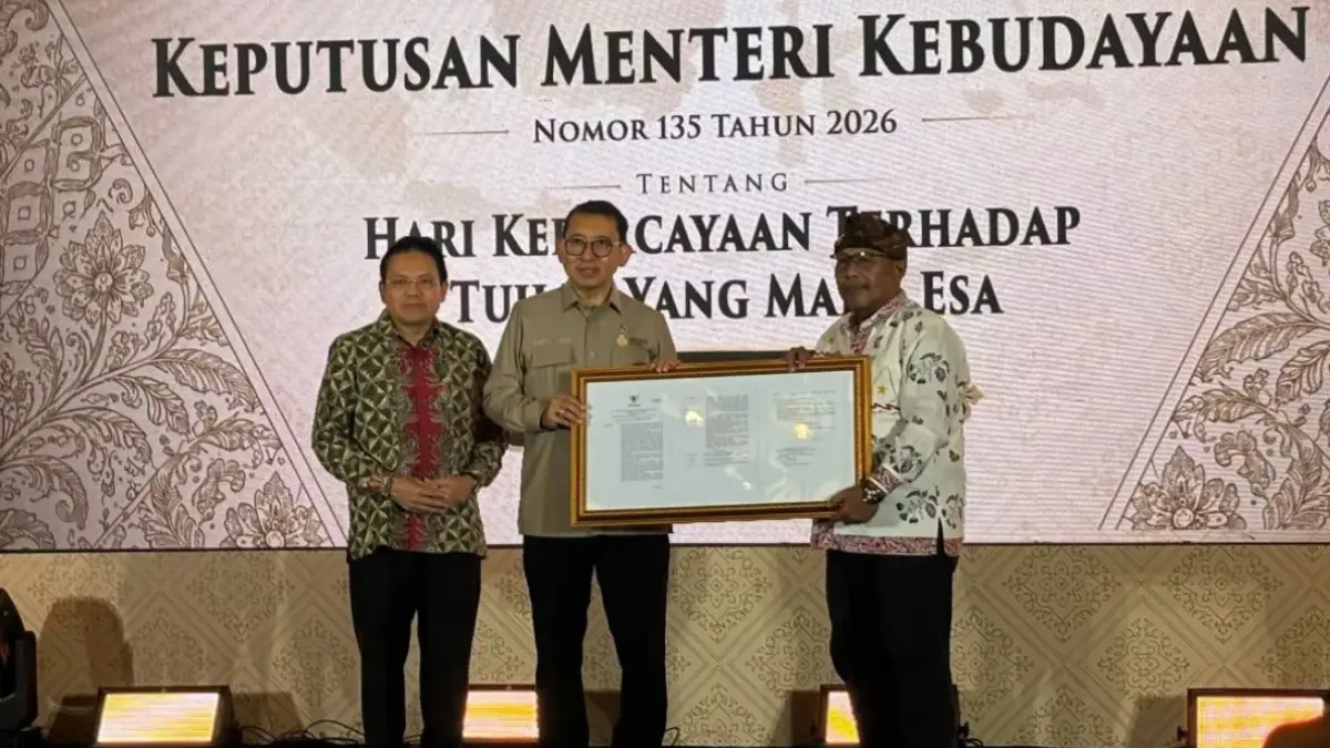 PENETAPAN HARI KEPERCAYAAN – Menteri Kebudayaan Fadli Zon bersama Direktur Jenderal Pelindungan Kebudayaan dan Tradisi Kementerian Kebudayaan Restu Gunawan serta Ketua Majelis Luhur Kepercayaan Indonesia (MLKI) Naen Soeryono saat penyerahan Surat Keputusan Menteri Kebudayaan Nomor 135 Tahun 2026 tentang penetapan Hari Kepercayaan Terhadap Tuhan Yang Maha Esa di Jakarta, Senin (6/7/2026). Keputusan tersebut menjadi bentuk pengakuan negara terhadap keberadaan penghayat kepercayaan Indonesia dan upaya pelindungan warisan budaya leluhur. (ANTARA/Sinta Ambar)