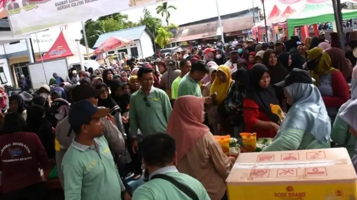 Warga memadati Gerakan Pangan Murah yang dibuka Wabup Kubu Raya, Sukiryanto Selasa (7/7) di halaman Kantor Desa Rasau Jaya I. Sejumlah kebutuhan pokok dijual dengan harga lebih murah sebagai bagian dari upaya pengendalian inflasi dan menjaga stabilitas pasokan pangan.(Sukiryanto)