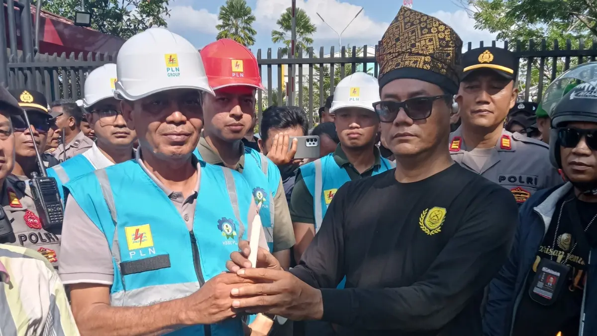 BPM Kalbar menyerahkan lilin lampu sebagai simbol pemadaman listrik dalam aksi di kantor UP3 PLN Jalan Ayani Pontianak, Rabu (8/7). (DENY HAMDANI/PONTIANAK POST)