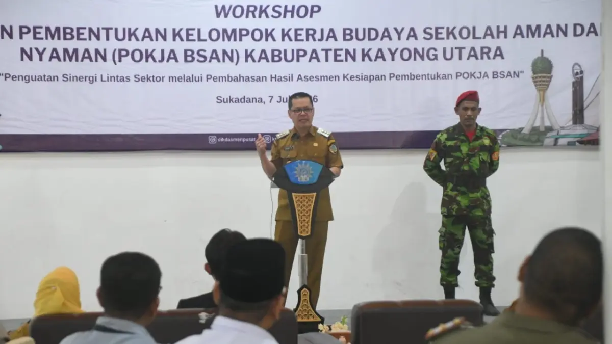 Bupati Kayong Utara, Romi Wijaya, saat membuka Workshop Persiapan Pembentukan Kelompok Kerja Budaya Sekolah Aman dan Nyaman (Pokja BSAN) Kabupaten Kayong Utara, di Mahkota Hotel Sukadana, Selasa (7/7). (Romi Wijaya)