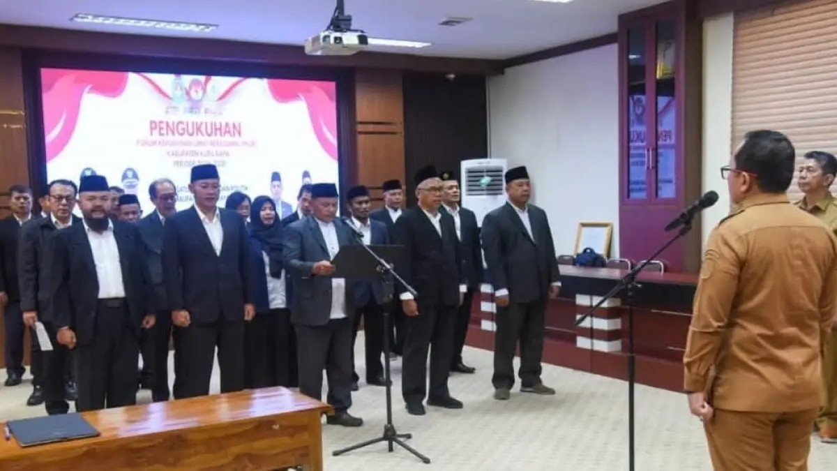 Bupati Kubu Raya, Sujiwo mengukuhkan Pengurus FKUB  Kubu Raya periode 2026–2031 di Ruang Pamong Praja I Kantor Bupati Kubu Raya, Selasa (7/7).  (Sujiwo)