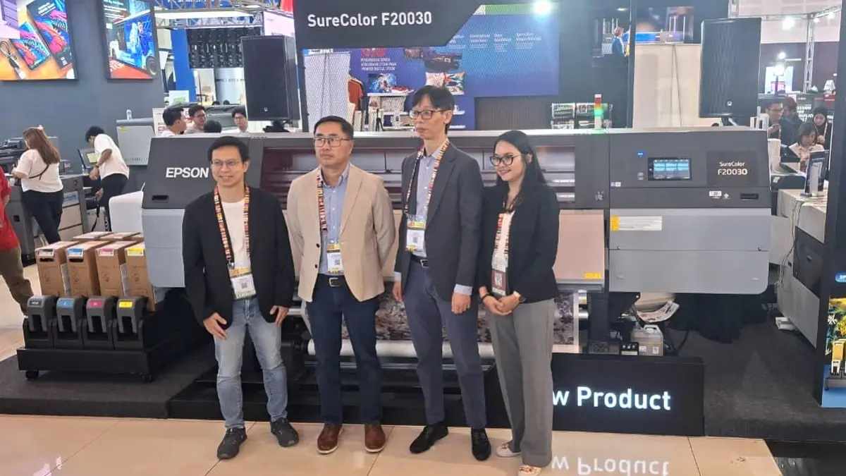 Epson meluncurkan SureColor SC-F20030 pada pameran Surabaya Printing Expo (SPE) 2026 beberapa waktu lalu. Printer printer dye-sublimation berukuran 76 inci ini memperkuat portofolio solusi percetakan tekstil industri di Indonesia. (ISTIMEWA)