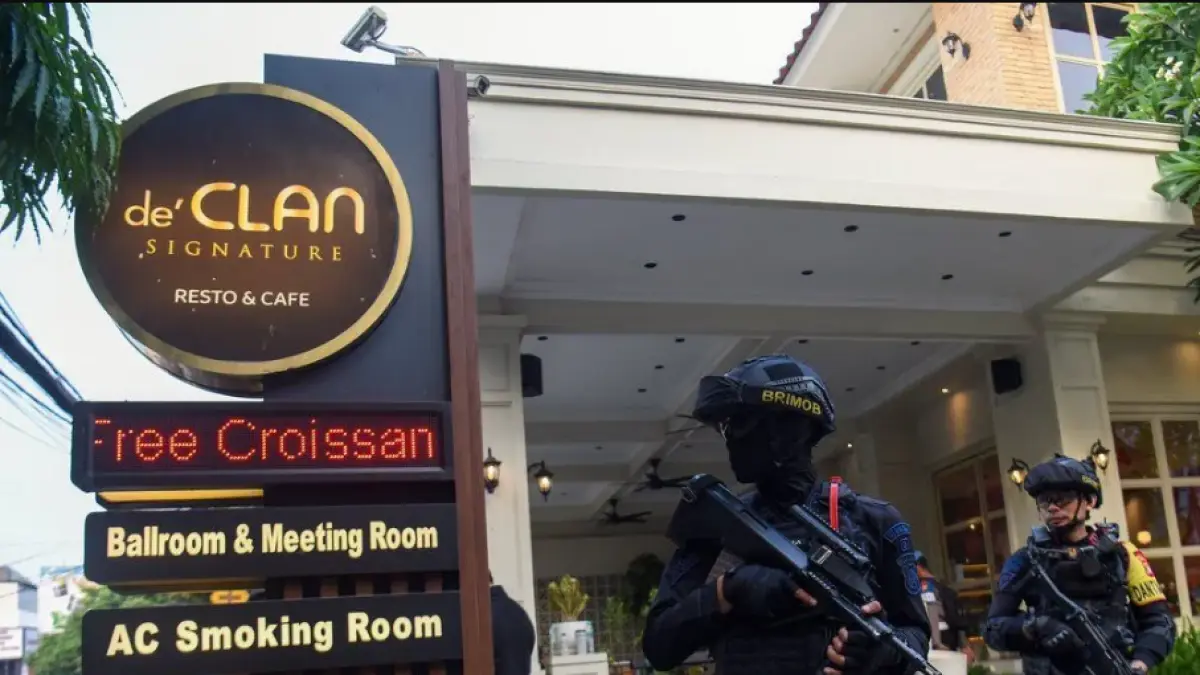 GELEDAH: Petugas menggeledah kafe dan money changer di Cipete, Jakarta Selatan terkait penyidikan dugaan kasus korupsi pasokan batu bara terhadap perusahaan PT PLN (Persero), Rabu (8/7/2026). (ANTARA/Luthfia Miranda Putri)