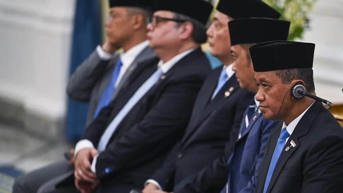 Menteri ESDM Bahlil Lahadalia (kanan) mendengarkan keterangan pers antara Presiden Prabowo Subianto dan Perdana Menteri (PM) Singapura Lawrence Wong di Istana Merdeka, Jakarta, Senin (6/7). (ANTARA FOTO/GALIH PRADIPTA)