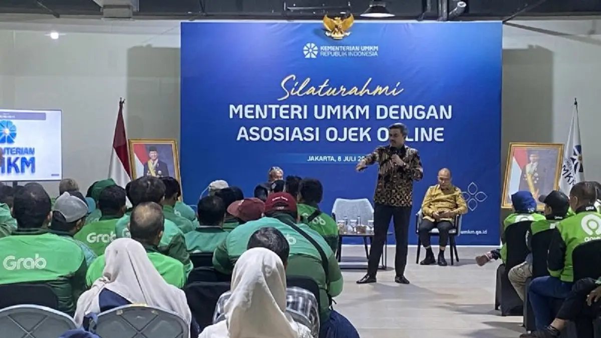 Menteri Usaha Mikro, Kecil, dan Menengah (UMKM) Maman Abdurrahman melakukan audiensi dengan komunitas ojek daring di Jakarta, Rabu (8/7). (ANTARA/Shofi Ayudiana)