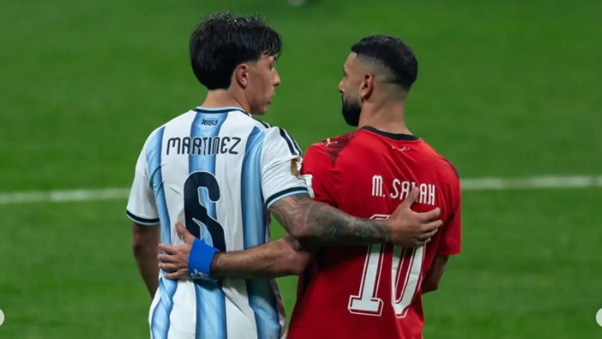 Mohamed Salah dan Lisandro Martínez berpelukan usai pertandinan Argentina vs Mesir pada babak 16 besar Piala Dunia 2026 di Atlanta Stadium, Rabu (8/7). (IG@egyptnt)

