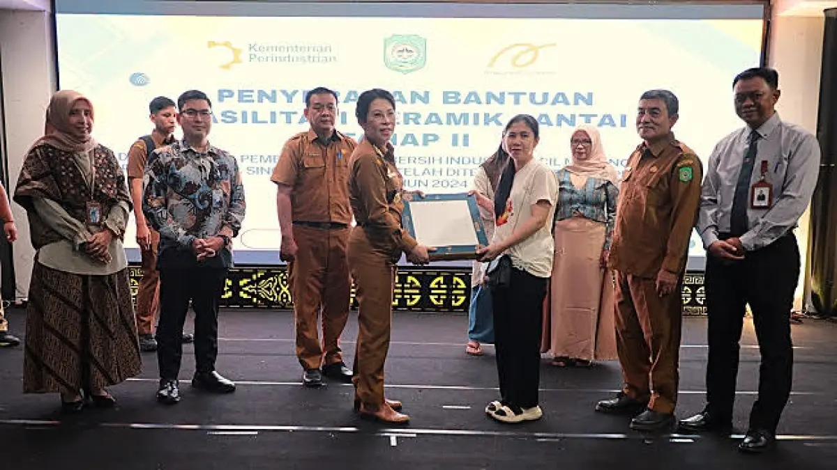 Wali Kota Singkawang Tjhai Chui Mie menyerahkan bantuan keramik untuk 40 UMKM dan sertifikat HKI Merek untuk 15 IKM. 