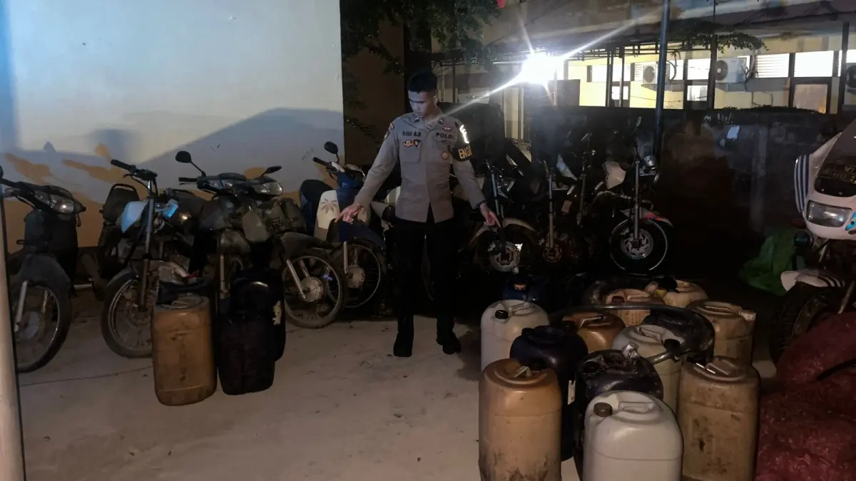 Polresta Pontianak saat mengamankan puluhan jerigen berisi BBM jenis Pertalite yang diduga ditimbun di kawasan Jalan Prof. M. Yamin, Pontianak, Selasa (7/7) dini hari. (DOK HUMAS POLRESTA PONTIANAK)