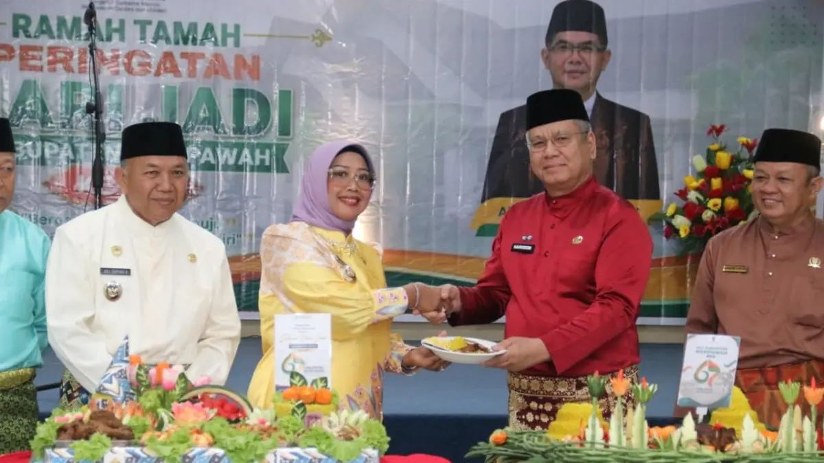 Sekretaris Daerah Kalbar, Harisson, mewakili Gubernur Kalimantan Barat menghadiri acara ramah tamah Hari Ulang Tahun (HUT) ke-67 Kabupaten Mempawah di Balairung Setia, Kantor Bupati Mempawah, Senin (6/7).