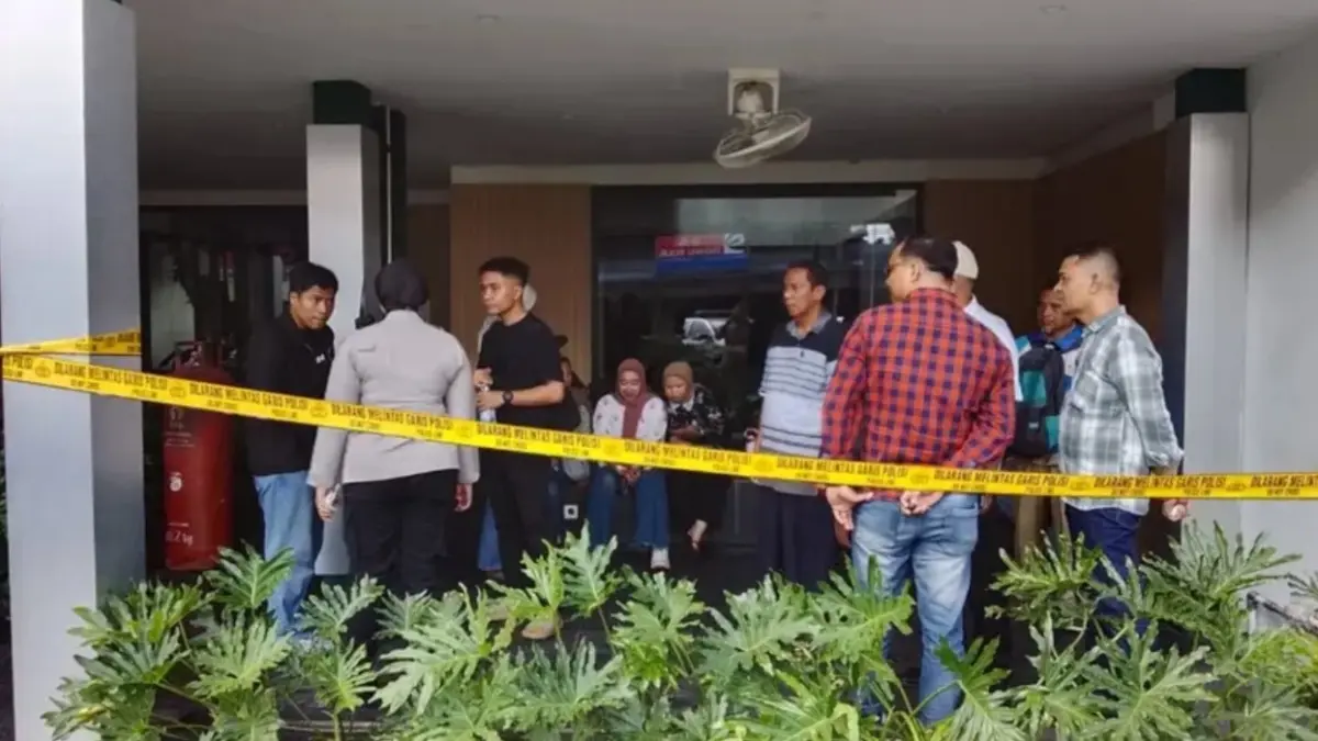 Suasana di sebuah coffee shop di kawasan Jalan Gajah Mada pasca ledakan akibat tabung gas, Selasa (7/7). (DOK HUMAS POLRESTA PONTIANAK)