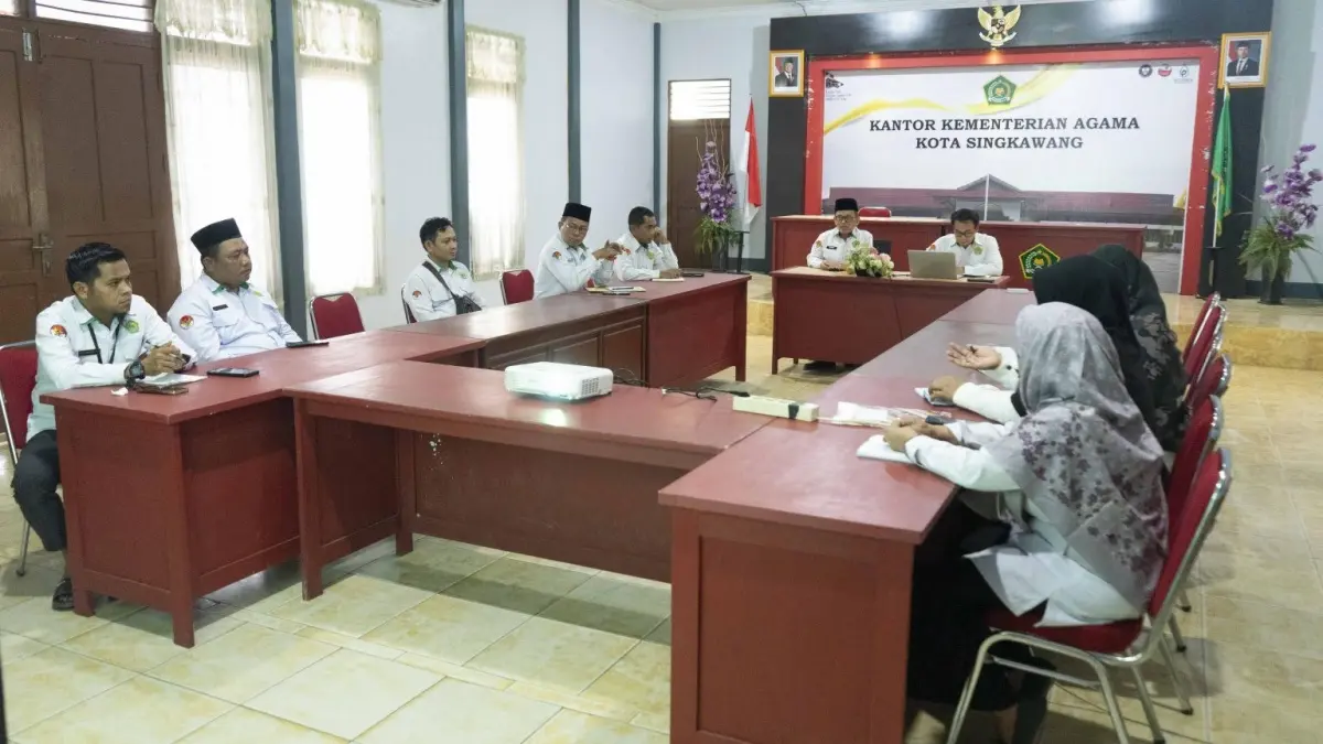Suasana Rapat Evaluasi dan Koordinasi UPG yang dipimpin langsung oleh Kepala Kantor Kemenag Kota Singkawang, Muhlis, bersama Kasubbag TU selaku Ketua Tim UPG, Aliyansah, di Operation Room Kemenag Singkawang.