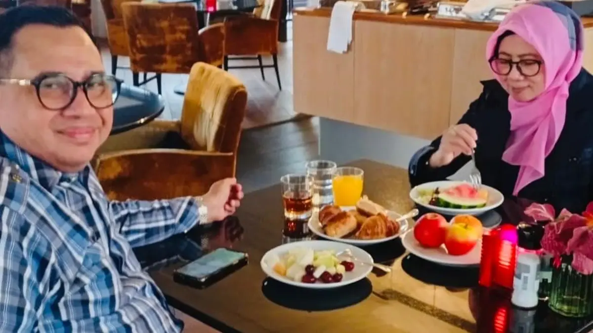 Syafarudin Daeng Usman bersama istri sedang menyantap kuliner di Bohemia (IST) 