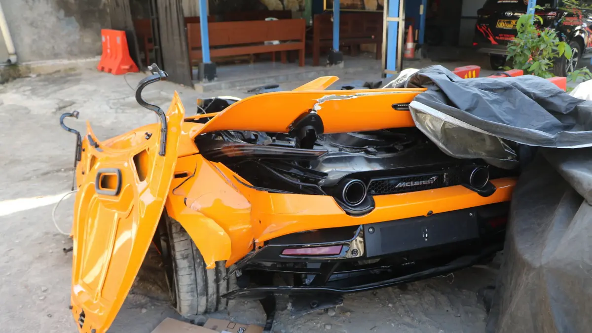 TERBELAH: Supercar McLaren yang dikemudikan Youtuber Andra ST bersama kontebn kreator game Robby Pantjoro terbelah jadi dua dan sudah diamankan di Makolantas Grogol, Sukoharjo, Rabu (8/7). (ARIEF BUDIMAN/RADAR SOLO)   