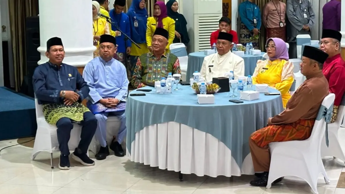 Unsur pimpinan DPRD duduk bersama Bupati dan Wakil Bupati beserta Sekda Provinsi dalan momen perayaan HUT Mempawah.