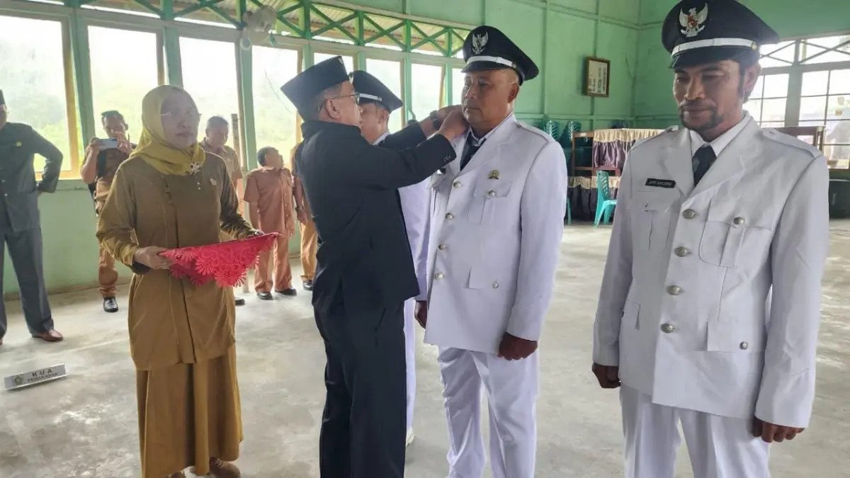 Wabup Kapuas Hulu Sukardi saat melakukan pelantikan terhadap tiga Kades PAW. (IST)