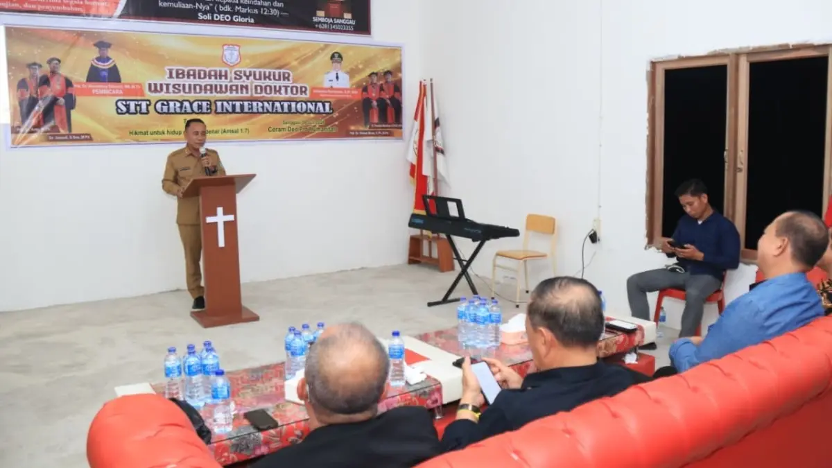 Wakil Gubernur Kalimantan Barat Krisantus Kurniawan menyampaikan sambutan saat syukuran atas capaian gelar doktor pimpinan STT Grace International. (Adpim Pemprov Kalbar)