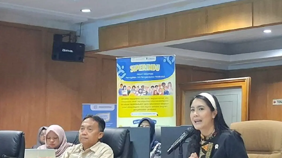 Wamendukbangga/Wakil Kepala BKKBN Ratu Ayu Isyana Bagoes Oka (depan, kanan) dalam taklimat media menuju Hari Kependudukan Sedunia di Jakarta, Rabu (8/7). (ANTARA/Lintang Budiyanti Prameswari)
