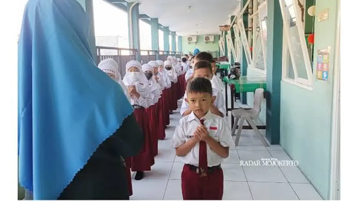 Anak-anak sekolah dasar berdoa sebelum masuk ke kelas (DOK JAWA POS)