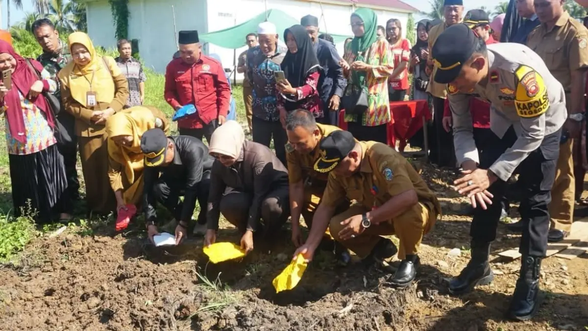 Bupati Erlina saat meletakan batu pertama pembangunan Kantor Desa Sungai Purun Besar.