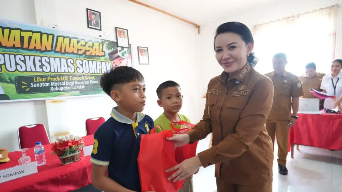 Bupati Landak Karolin Margret Natasa meninjau kegiatan sunatan massal dan pemeriksaan kesehatan gratis di Puskesmas Sompak, Selasa (7/7). (HUMAS PEMKAB LANDAK)