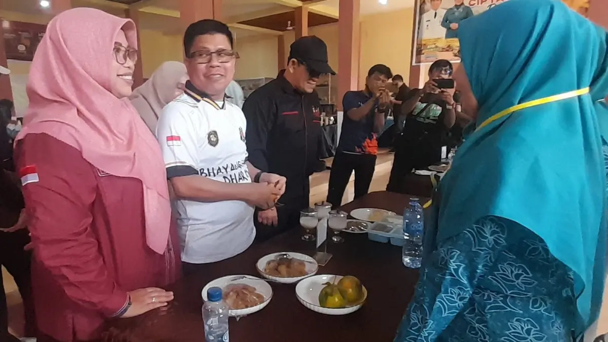  Bupati Sambas, Satono, didampingi Ketua TP PKK Kabupaten Sambas, Yunisa, saat menghadiri kegiatan lomba cipta menu