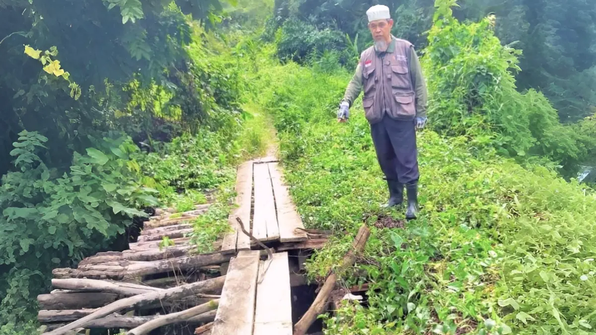 Jembatan Danau Baru Kecamatan Embaloh Hilir kondisinya sangat parah dan mengancam akses masyarakat setempat lumpuh. (ISTIMEWA)