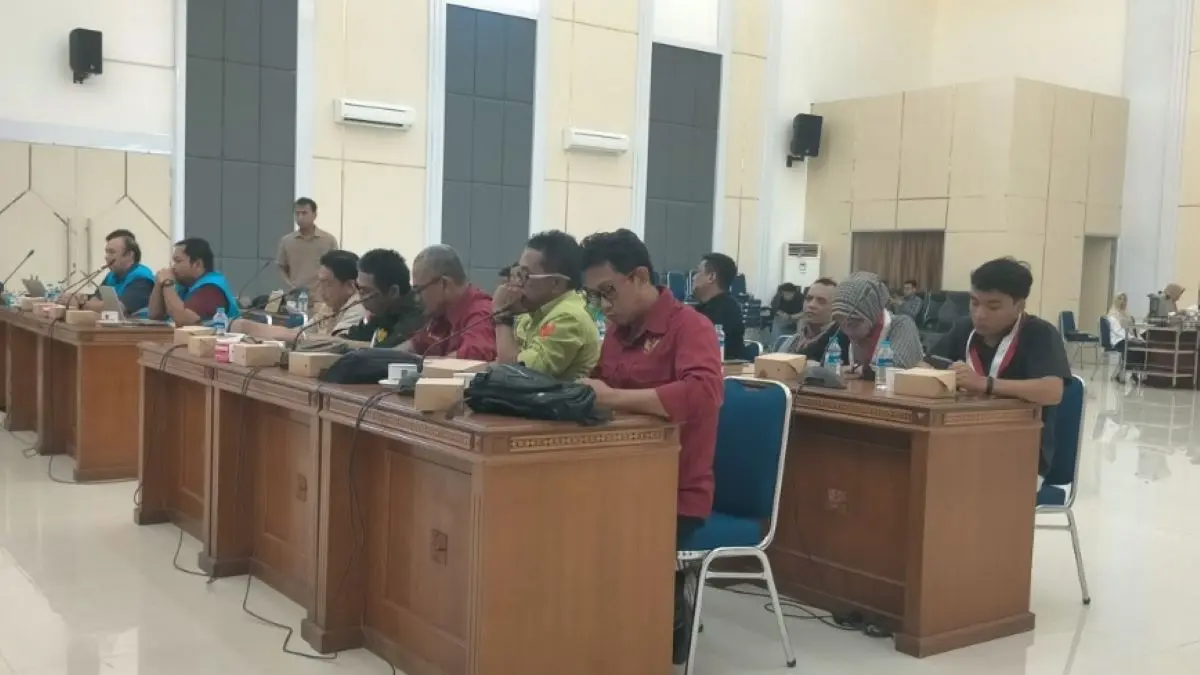Kegiatan hearing Aliansi Masyarakat Peduli Singkawang bersama PT PLN (Persero) UP3 Singkawang di DPRD Kota Singkawang, Rabu (8/7). (ANTARA/Narwati)
